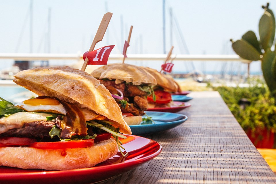 1T un anno di panini gourmet in riva al mare. Al porto turistico