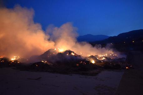 Scoglitti: davano fuoco ai materiali di scarto dell’azienda, denunciati due agricoltori