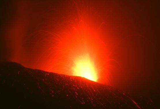 L’Etna torna a farsi sentire: nuova fase eruttiva con boati e fontane di lava