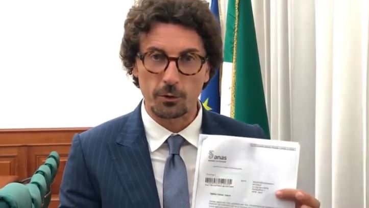 Toninelli sventola il documento su facebook: “La Ragusa-Catania si farà”. VIDEO