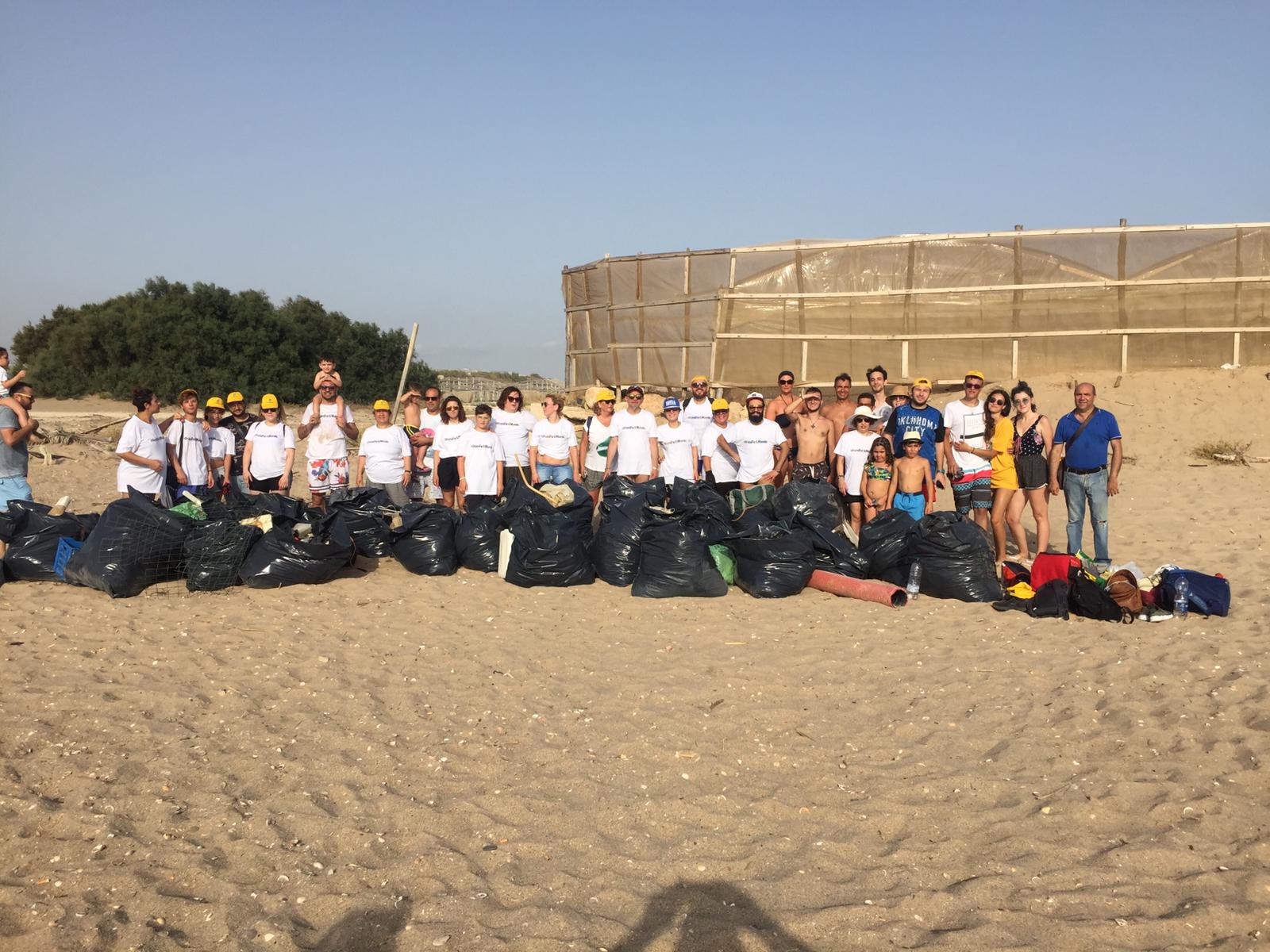 I “parrucchieri” hanno ripulito la spiaggia di Branco Piccolo, vicino Randello