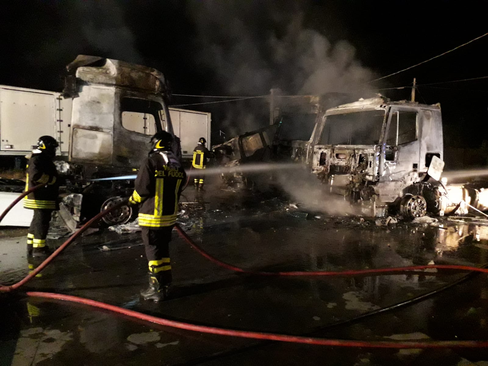 Automezzi a fuoco sulla Comiso-Chiaramonte, intervenuti i vigili del fuoco