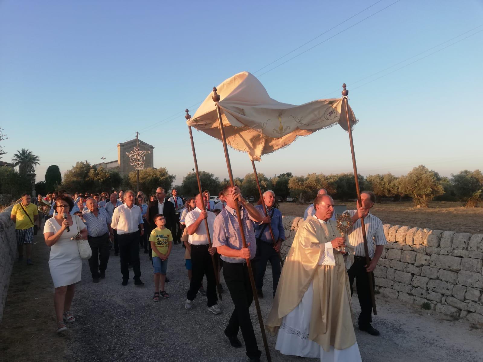 Modica: la processione, fra i campi e i muretti a secco, del Sacro Cuore di Gesù