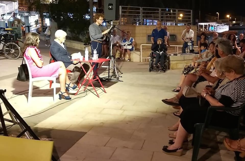 A Marina di Ragusa, Michele Arezzo legge “Mar del Plata” di Claudio Fava. Performance letteraria