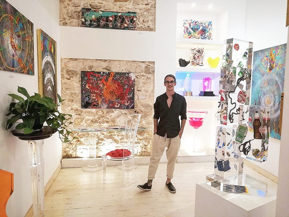 Il ragazzo che dipinge con le mani: Lorenzo Vecchietti in mostra a Siracusa