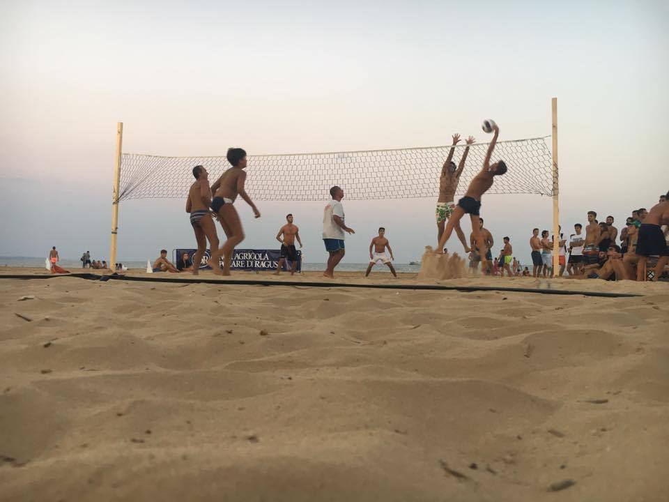 Le linee guida per le spiagge libere ragusane: ecco l’ordinanza. Vietate attività sportive di gruppo