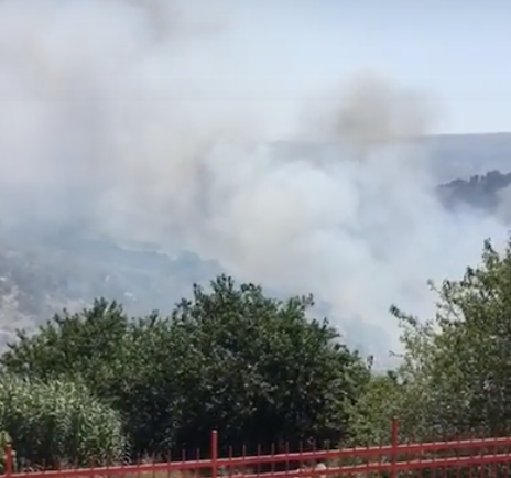Incendio in corso nella valle dell’Ippari