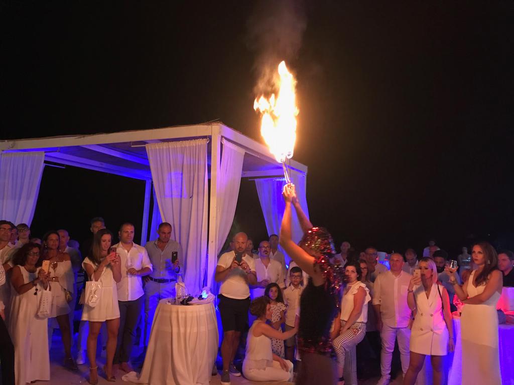 A Marina di Ragusa festa glamour  in abito bianco al Lido Azzurro