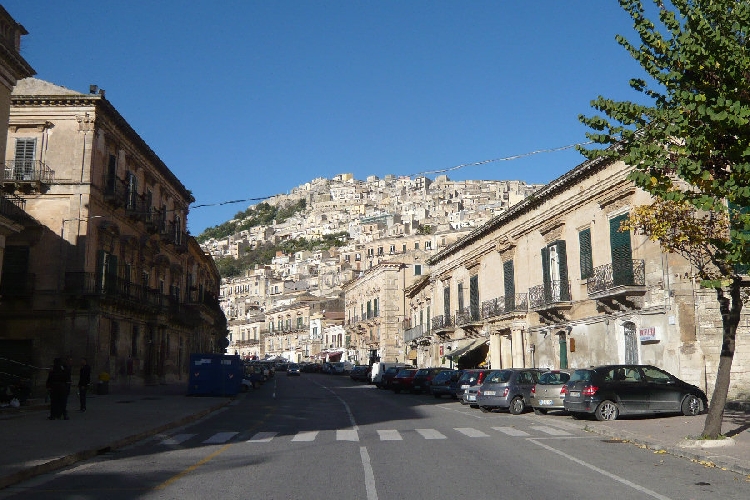 Isola pedonale fu a Modica. Anzi no. Una bella occasione sprecata