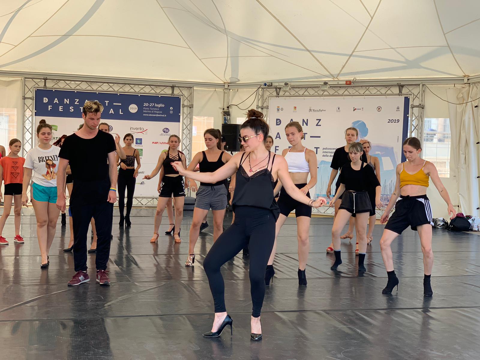 Il ritmo di Danzart Festival irrompe al porto turistico di Marina di Ragusa