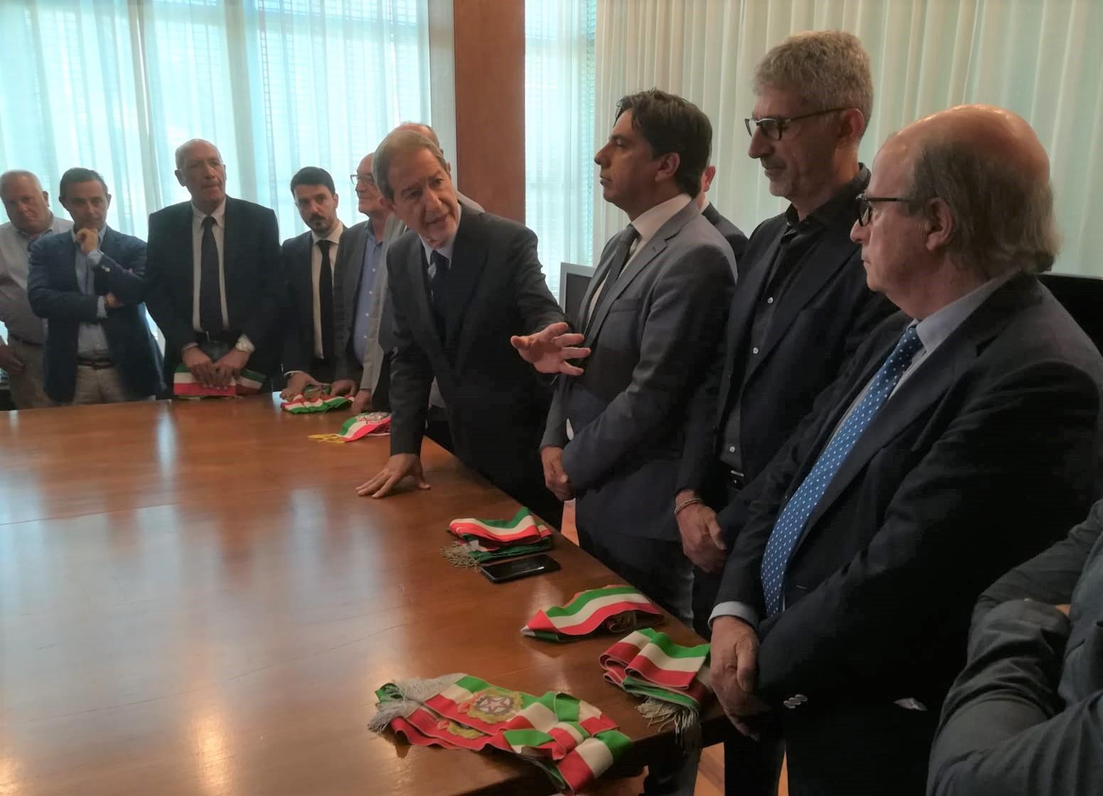 I sindaci ragusani consegnano la fascia a Musumeci per protesta