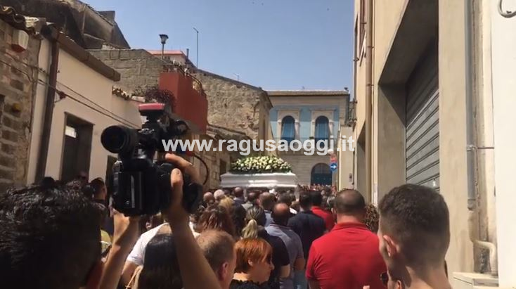 Vittoria si ferma per l’ultimo saluto al piccolo Alessio. VIDEO DEI FUNERALI