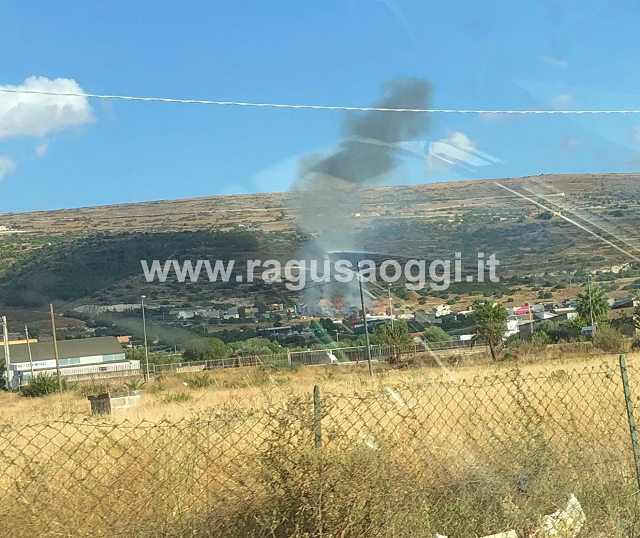 Vasto incendio alle porte di Comiso. FOTO