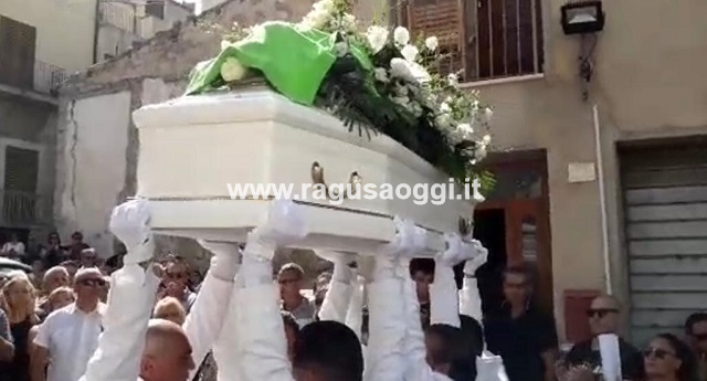 Vittoria dice addio al piccolo Simone D’Antonio. FOTO