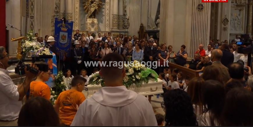 Funerali di Simone, il prefetto Dispenza: “Da questi piccoli martiri possa partire il riscatto della città”