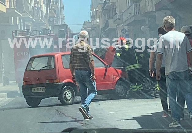 Vittoria: auto in fiamme, intervenuti i vigili del fuoco