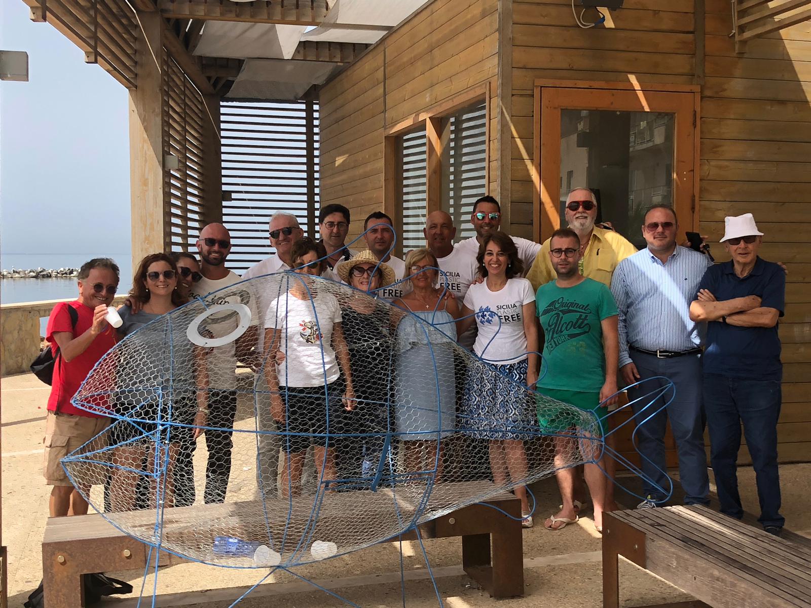 Sulle spiagge siciliane arriva il pesce mangiaplastica