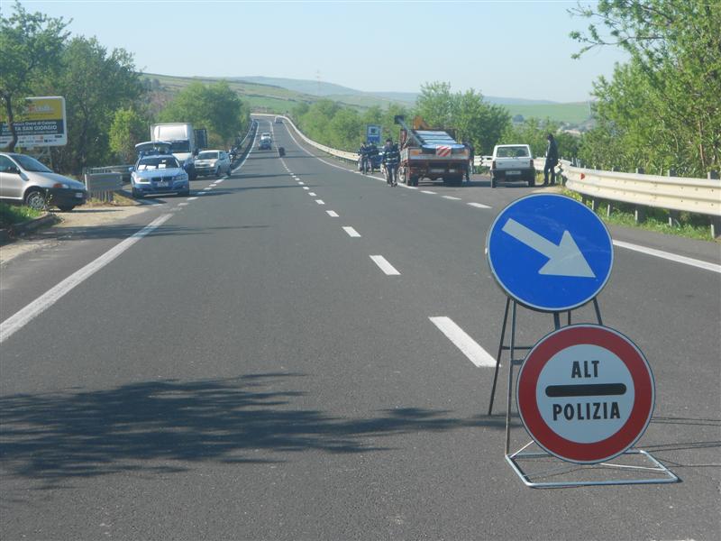 Sorpassi in curva ed eccesso di velocità: 20 patenti ritirate sulla Rg-Ct e la strada per Marina