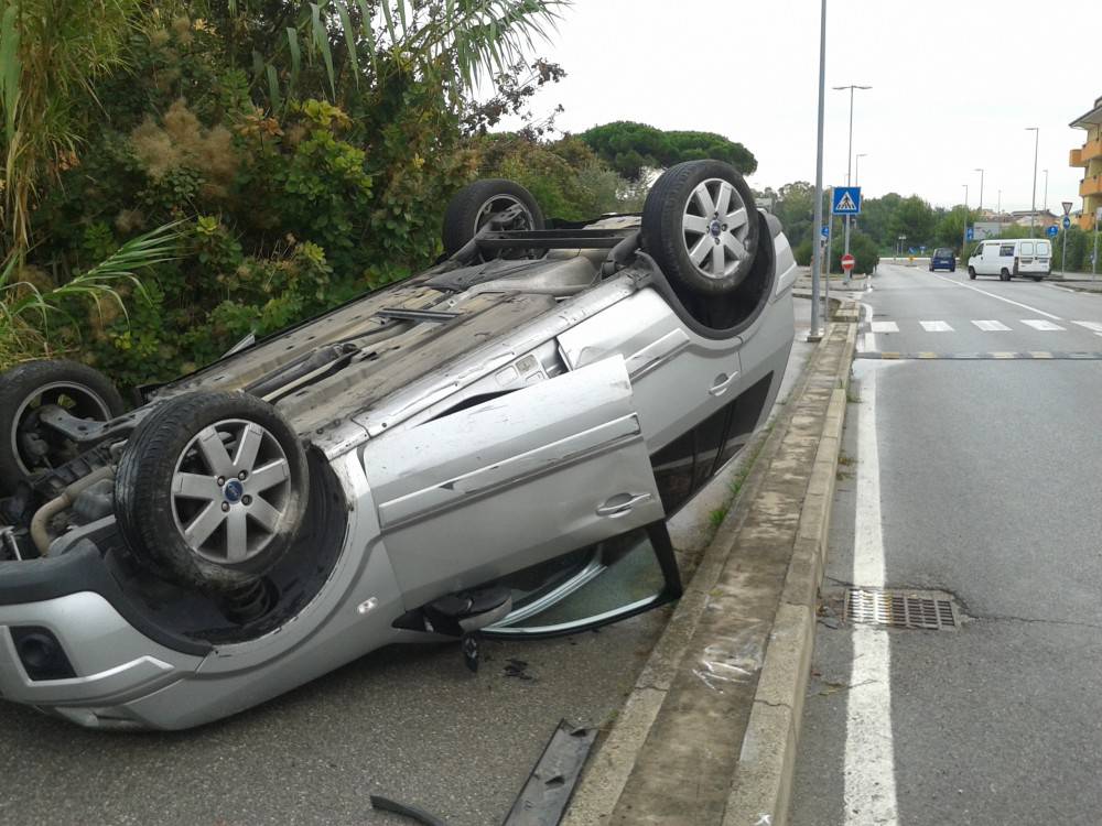 Scontro fra due auto sulla Donnalucata-Scicli, un’auto cappotta
