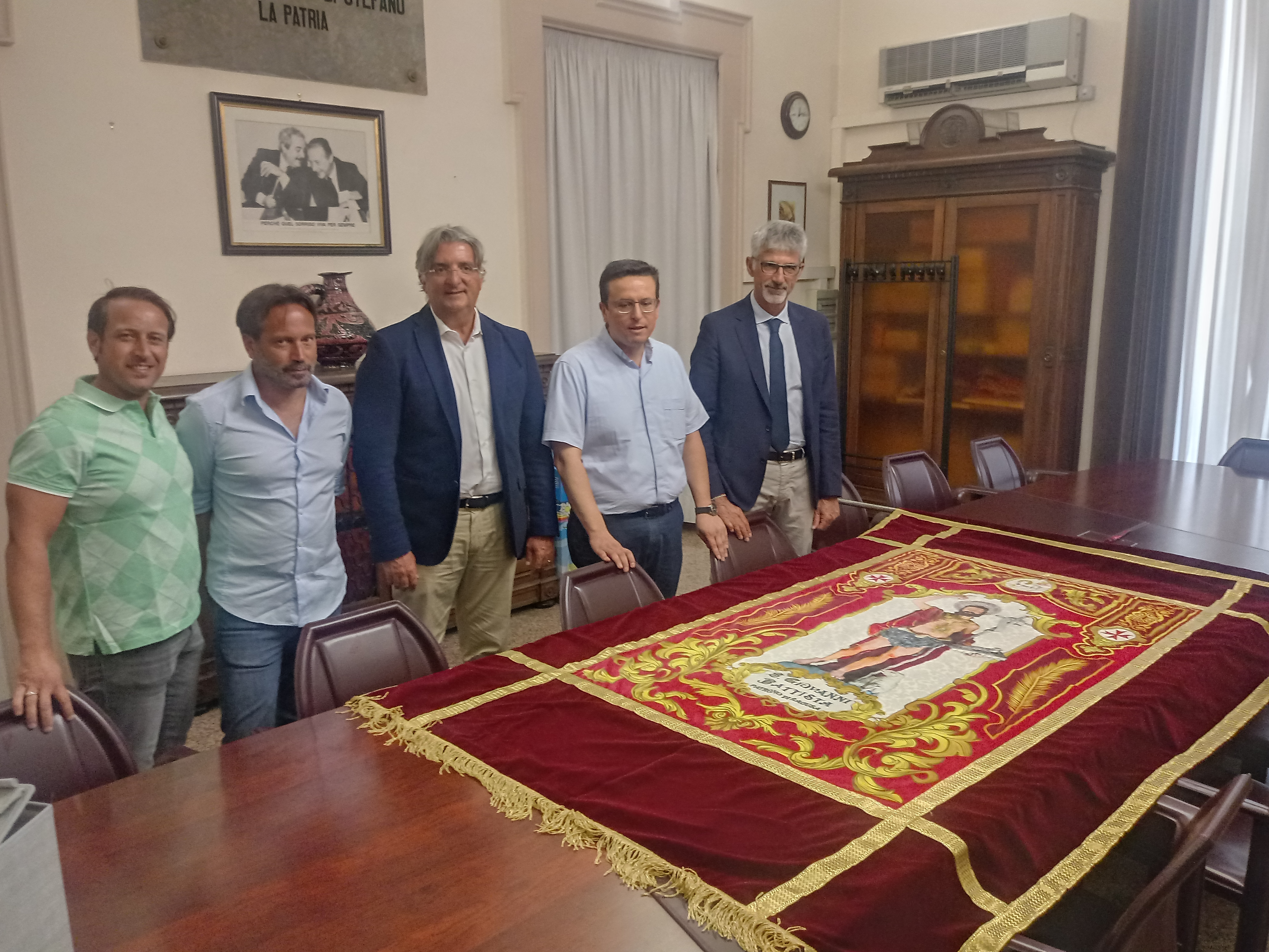 Un drappo con l’effige del Santo Patrono San Giovanni donato al Comune
