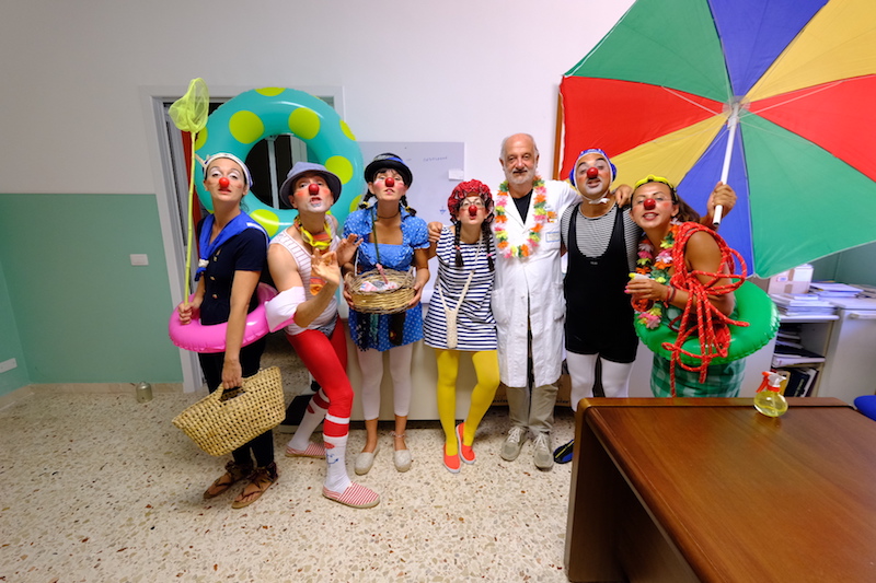 Ci ridiamo su: i clown dottori portano il mare dentro l’ospedale Maria Paternò Arezzo