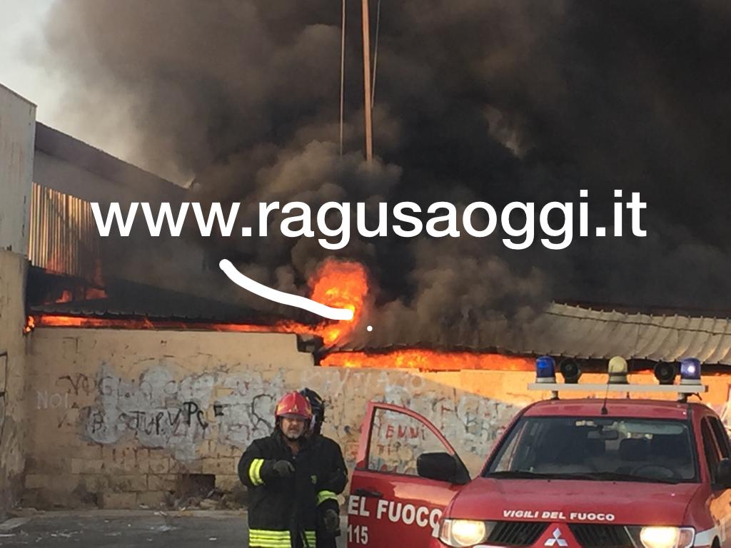 Fiamme alla Fiera Emaia di Vittoria