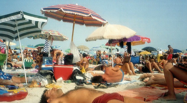 Troppi maleducati in spiaggia? Ecco le 10 regole per il bon ton del bagnante