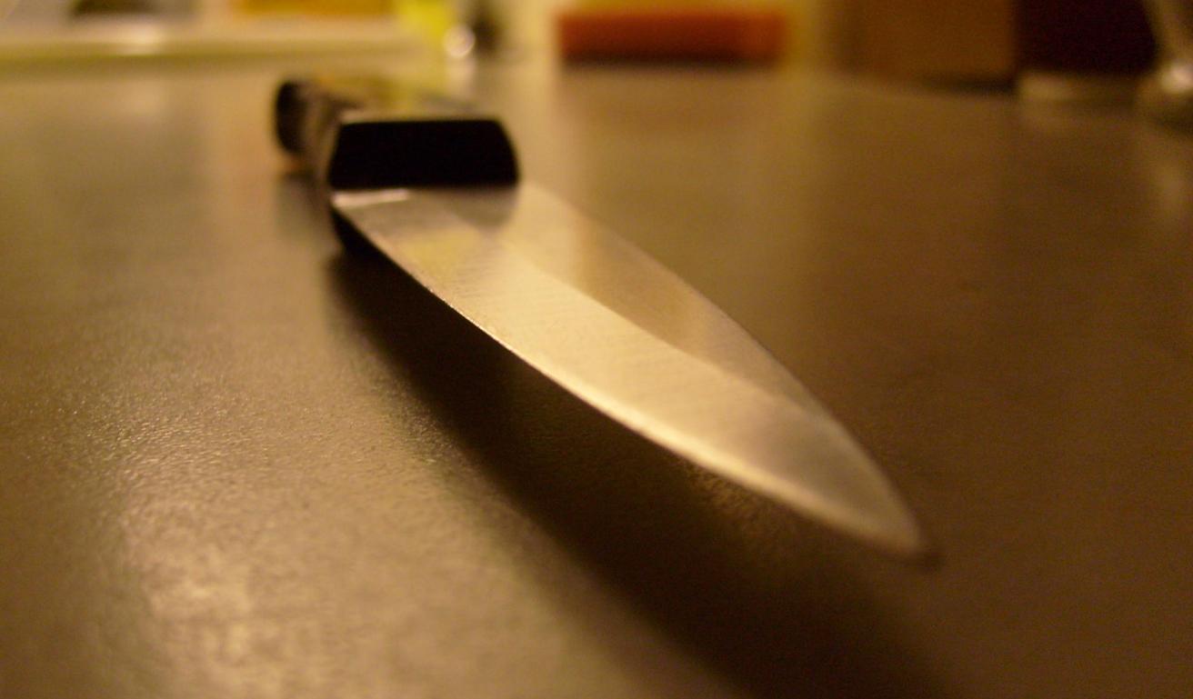 Donna rumena minaccia con un coltello il marito. Poi si scaglia contro la polizia. Arrestata