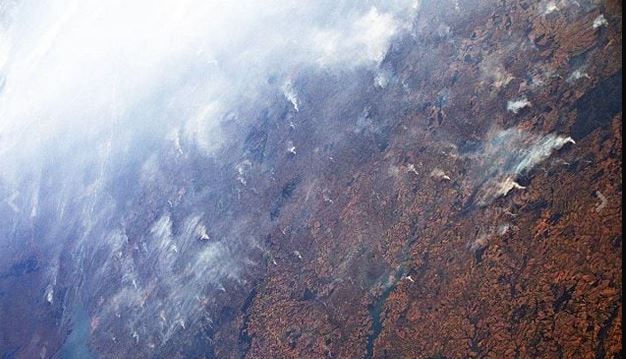 Amazzonia in fiamme: il fumo visibile dallo spazio. La foto di Luca Parmitano