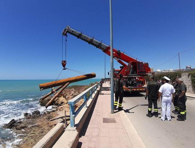 Scoglitti: rimossa la grossa struttura metallica a Baia Dorica
