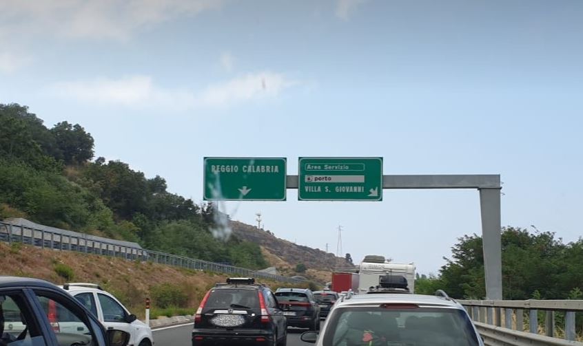 Week end da incubo per chi deve raggiungere la Sicilia: 4 ore di attesa a Villa S. Giovanni