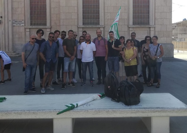 Pulizieri del Tribunale e dipendenti del Centro Convenienza: sit in di protesta congiunto in piazza Matteotti a Ragusa