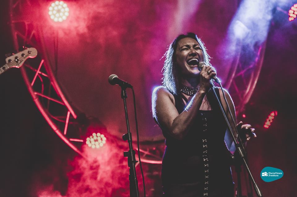 “Sicilia bedda!”: Machan Taylor, storica corista dei Pink Floyd, saluta cos’ i fans siciliani