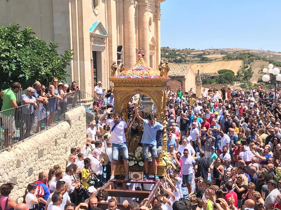 La “Sciuta” della Madonna della neve a Giarratana