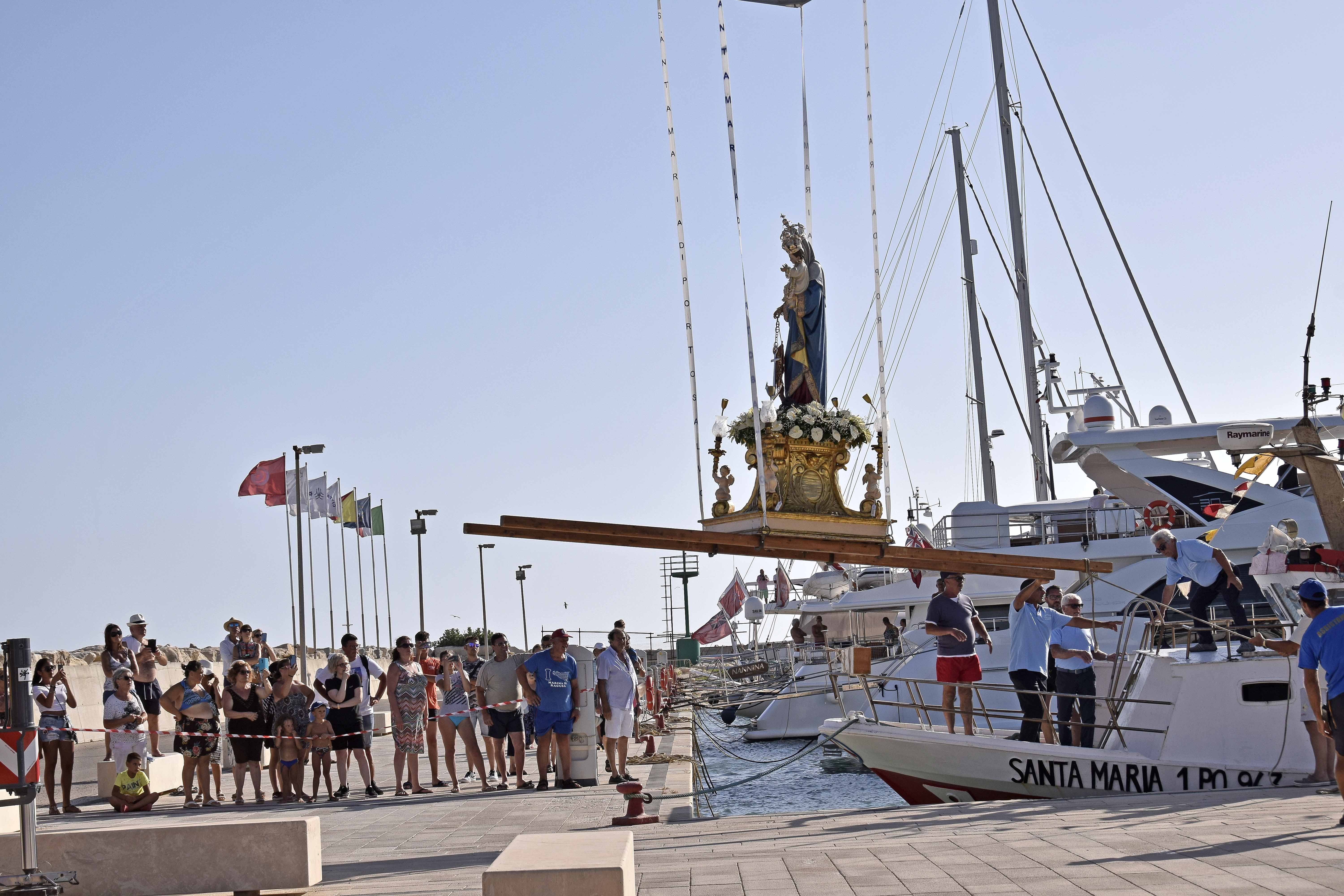 La Madonna sull’acqua: la festa di Santa Maria di Portosalvo a Marina. FOTO e VIDEO DEI FUOCHI