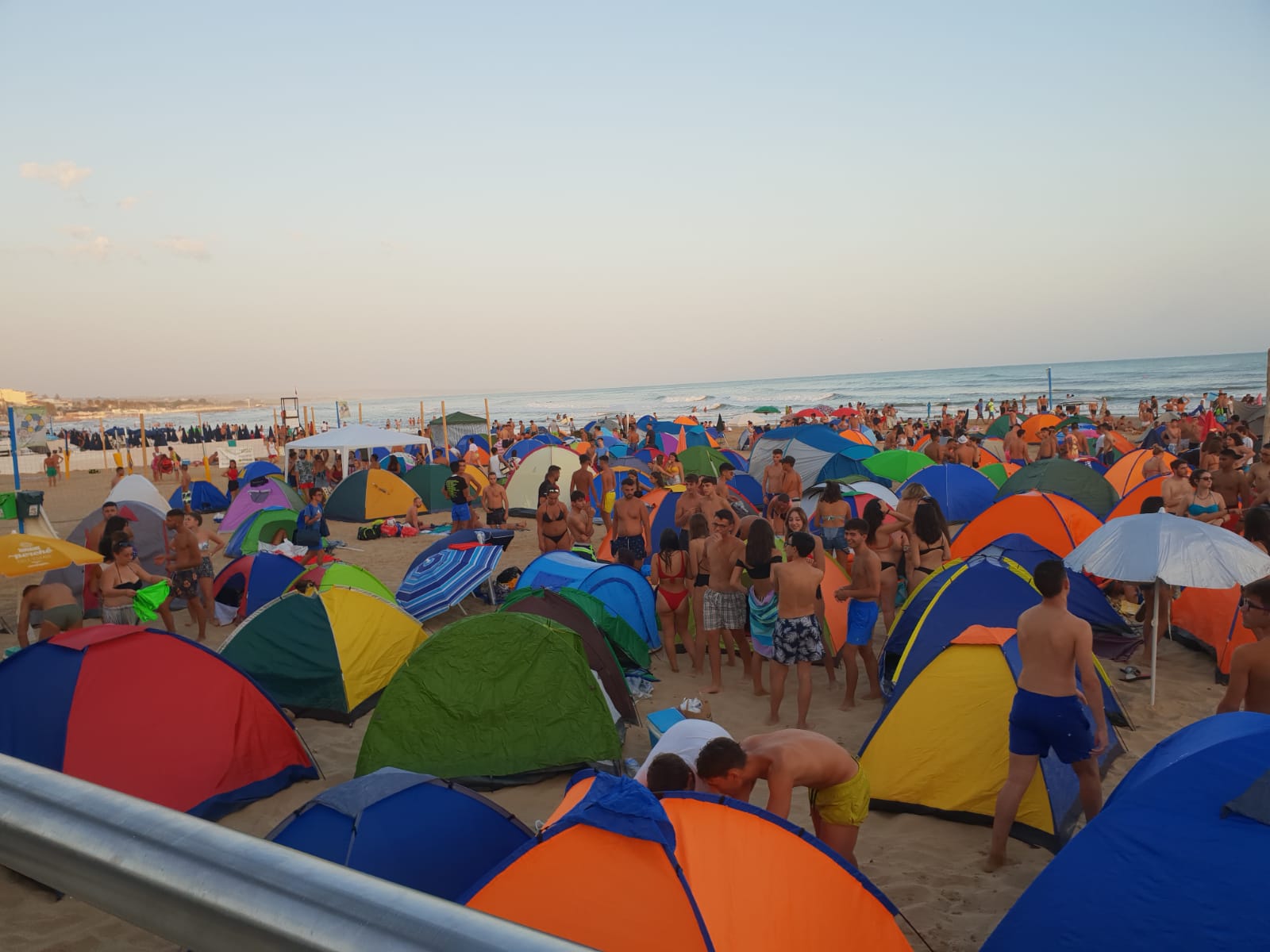 Le ordinanze che nessuno fa rispettare. Ragusa in Movimento: “Anche quest’anno tendopoli a Marina”