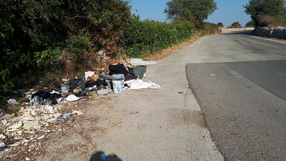 Ragusa: quasi un km di discarica sulla via Tumino. “Il fenomeno si è intensificato da quanto è stata chiusa al traffico”