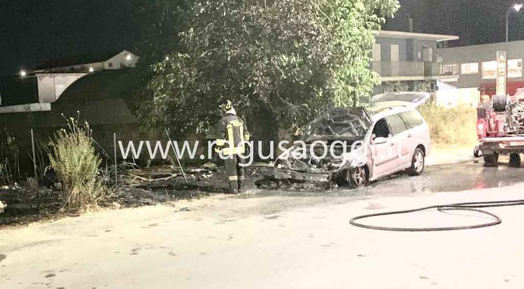 Panico per l’esplosione di un’auto, notte di fuoco a Ragusa