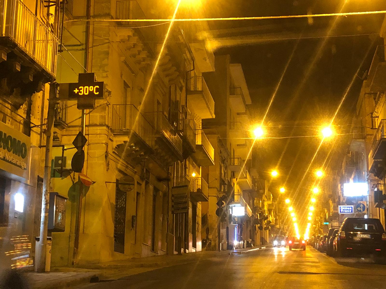 Ragusa, Corso Italia ore 23: il termometro segna 30 gradi. E’ record