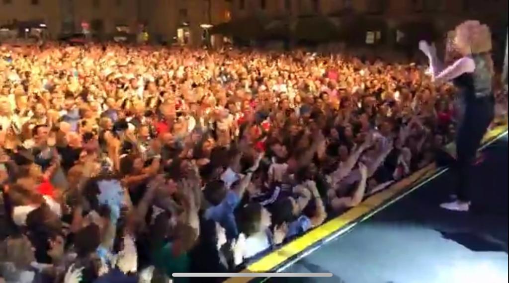 “Grazie Ragusa!”: Fiorella Mannoia conquista Piazza Libertà. VIDEO