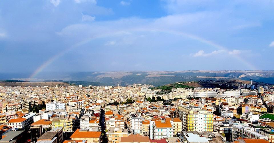 Chi desidera vedere l’arcobaleno, deve imparare ad amare la pioggia. Ragusa, oggi, dopo il temporale