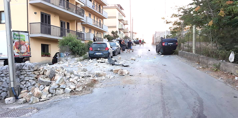 Contro muretto a secco, auto si ribalta