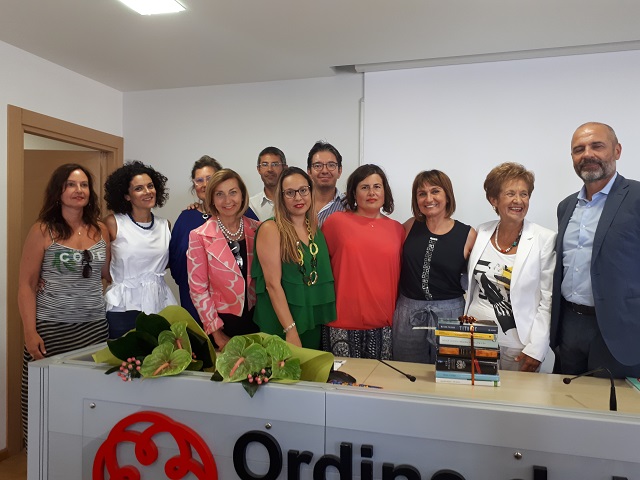 Una libreria alimentata con lo strumento del “book sharing” donata dall’Ordine dei Commercialisti di Ragusa al reparto di oncologia di Ragusa