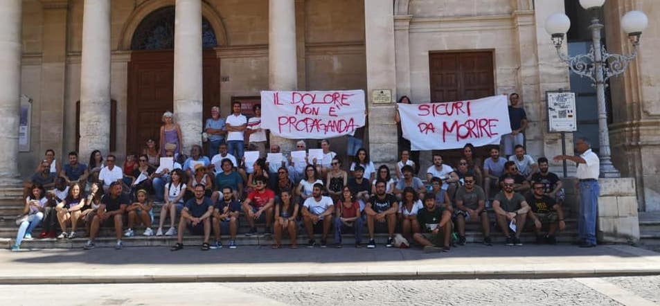 “Il dolore non è propaganda”: A Vittoria, il flash mob silenzioso contro Salvini