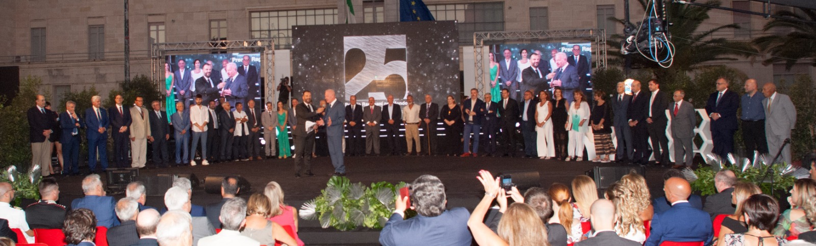 Straordinaria edizione amarcord del Premio Ragusani nel Mondo. Ieri sera la 25esima cerimonia dinnanzi a migliaia di spettatori con premiati da tutti i continenti. FOTO E VIDEO