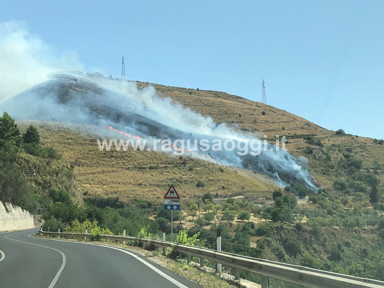 Vasto incendio alle porte di Modica