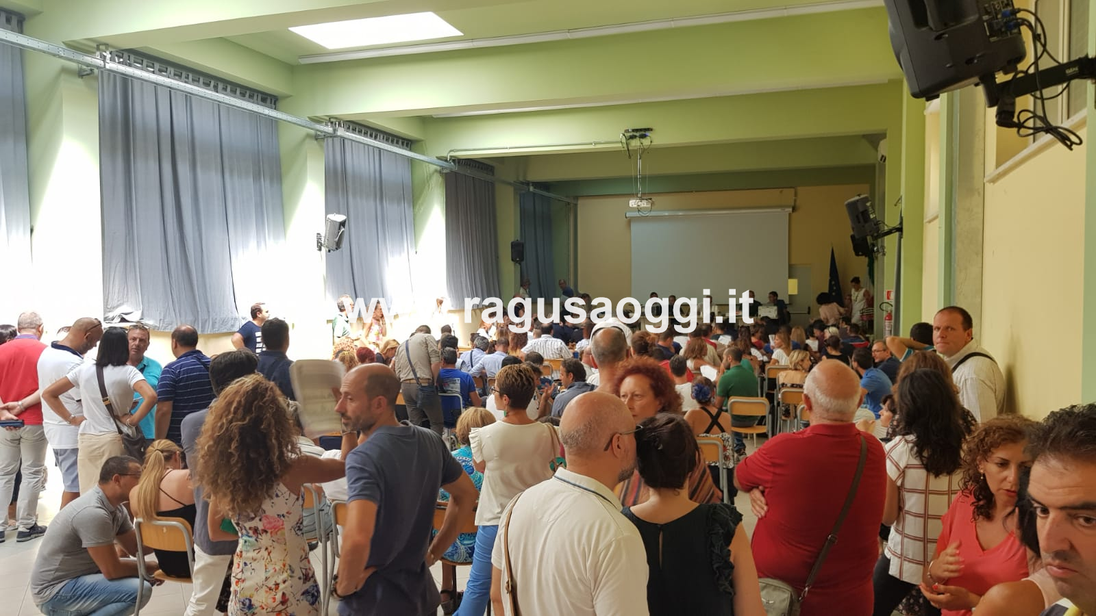 Accampati, accaldati, trattati come bestie: l’odissea degli insegnanti convocati a Catania
