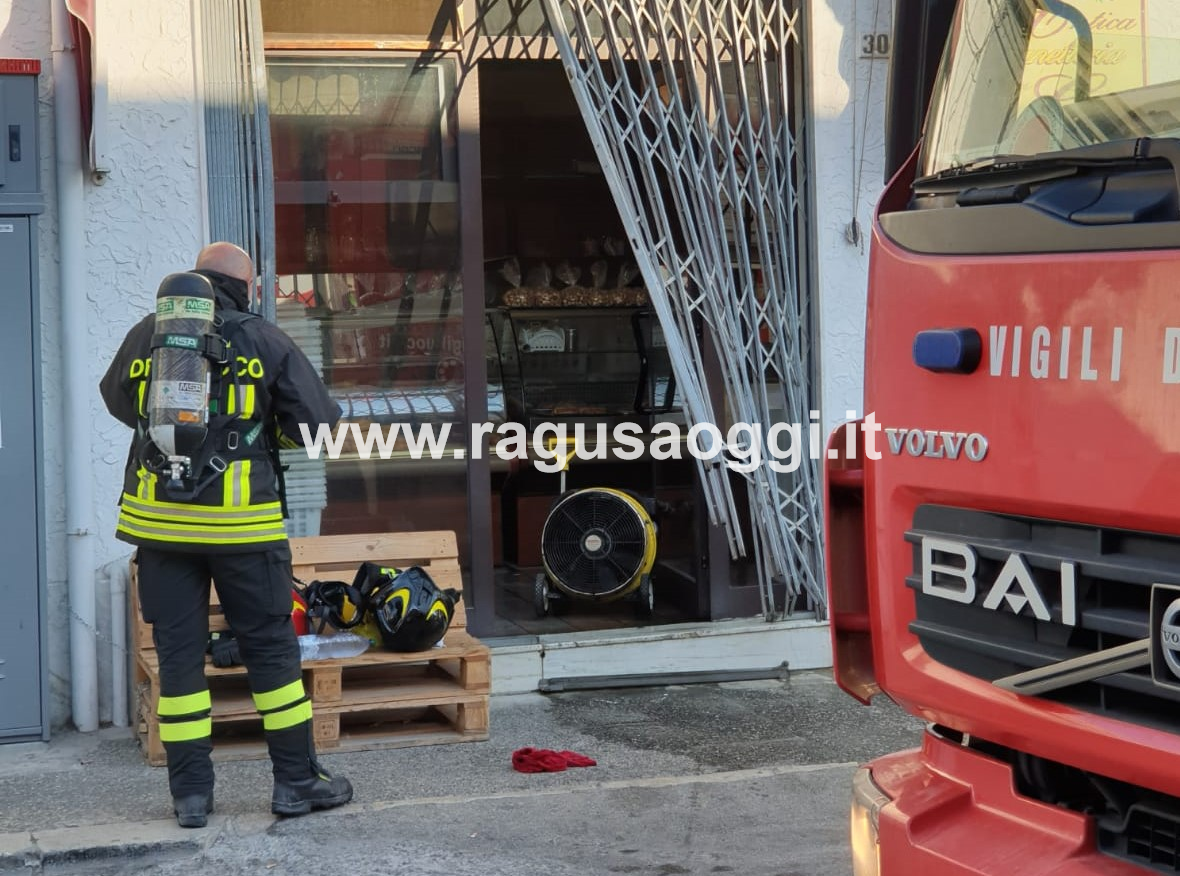 Incendio a Scoglitti, fiamme in un panificio