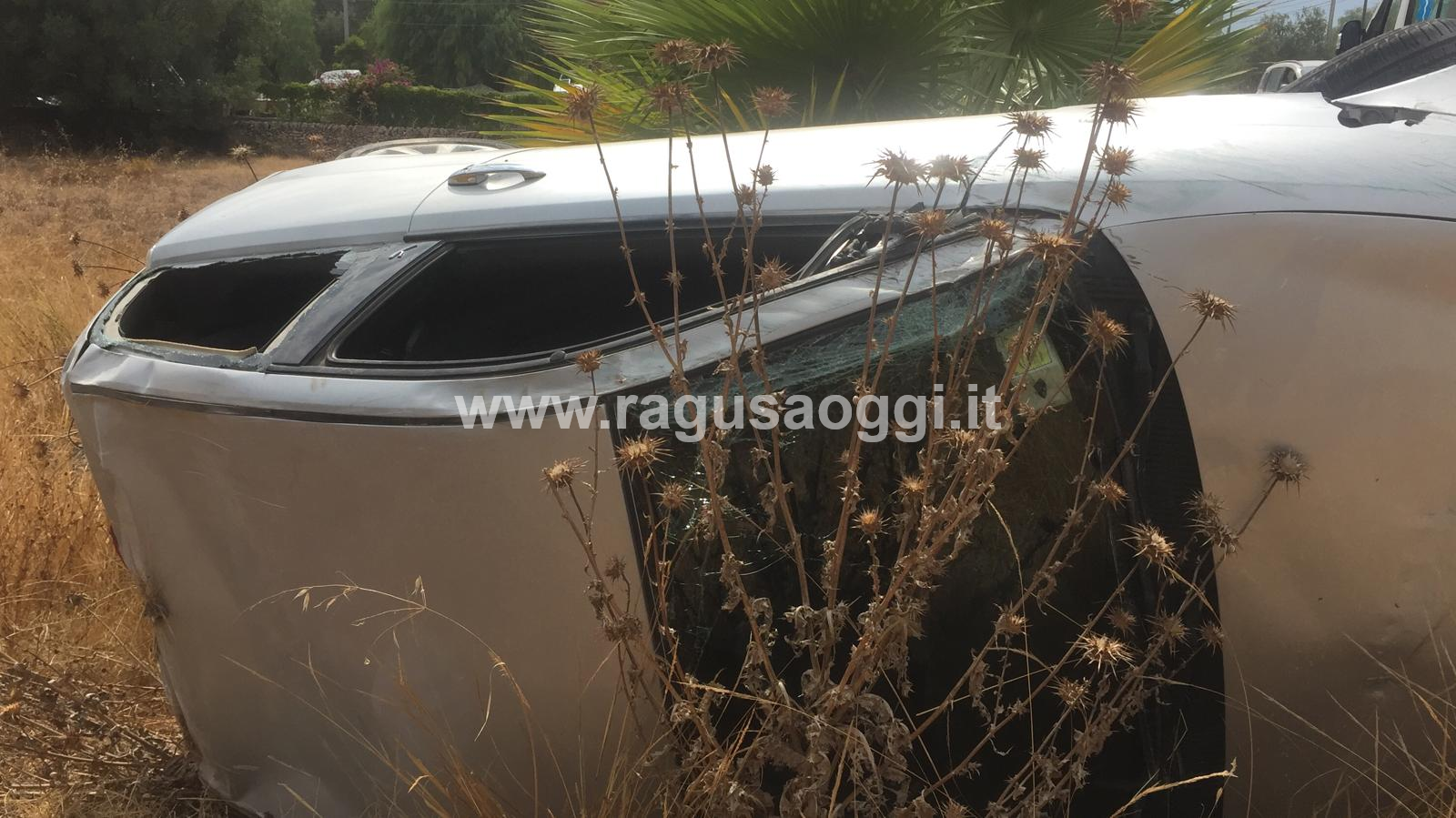 Auto cappotta sulla strada per Scoglitti, un ferito