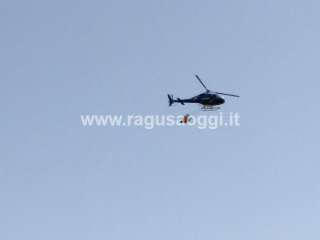 Incendio a Chiaramonte, interviene elicottero. VIDEO